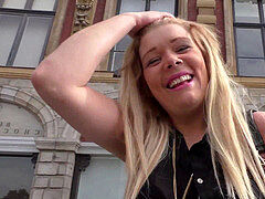 Leslie, 24 ans, s'exhibe à la Braderie de Lille avant de se faire baiser brutalement [Full Video]