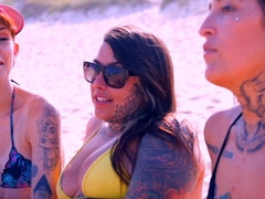 Salle de bains, Plage, Brésilienne, Fille latino, Petite femme, Public, Chatte, Tatouage