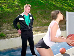 teens needs a fat pointer from her coach - Brazzers
