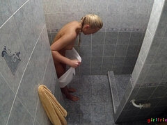 Salle de bains, Blonde, Tchèque, Lesbienne, Seins naturels, Douche, Nénés, Mouillée