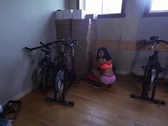 Grosse bite, Gros seins, Brunette brune, Tir de sperme, En levrette, Hard, Fille latino, Pov