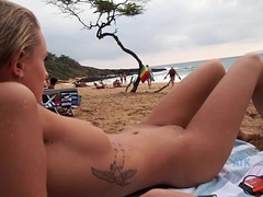 Amateur, Plage, Blonde, Petite amie, Nue, Pov, Mamelons bombés, Rasée