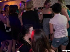 Enthousiasteling, Blond, Naakte man aangeklede vrouw, Sperma in mond, Dansen, Likken, Orgie, Rijden