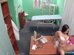 Amateur, Mamada, Engañando, Médico, Penetracion con dedos, Oficina, Pov, Uniforme