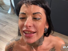 Nana, Gros seins, Sucer une bite, Gorge profonde, Faciale, Hard, Tatouage, Nénés