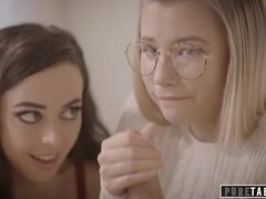 Blonde, Sucer une bite, Brunette brune, Lunettes, Actrice du porno, Pov, Jarretelles, Plan cul à trois